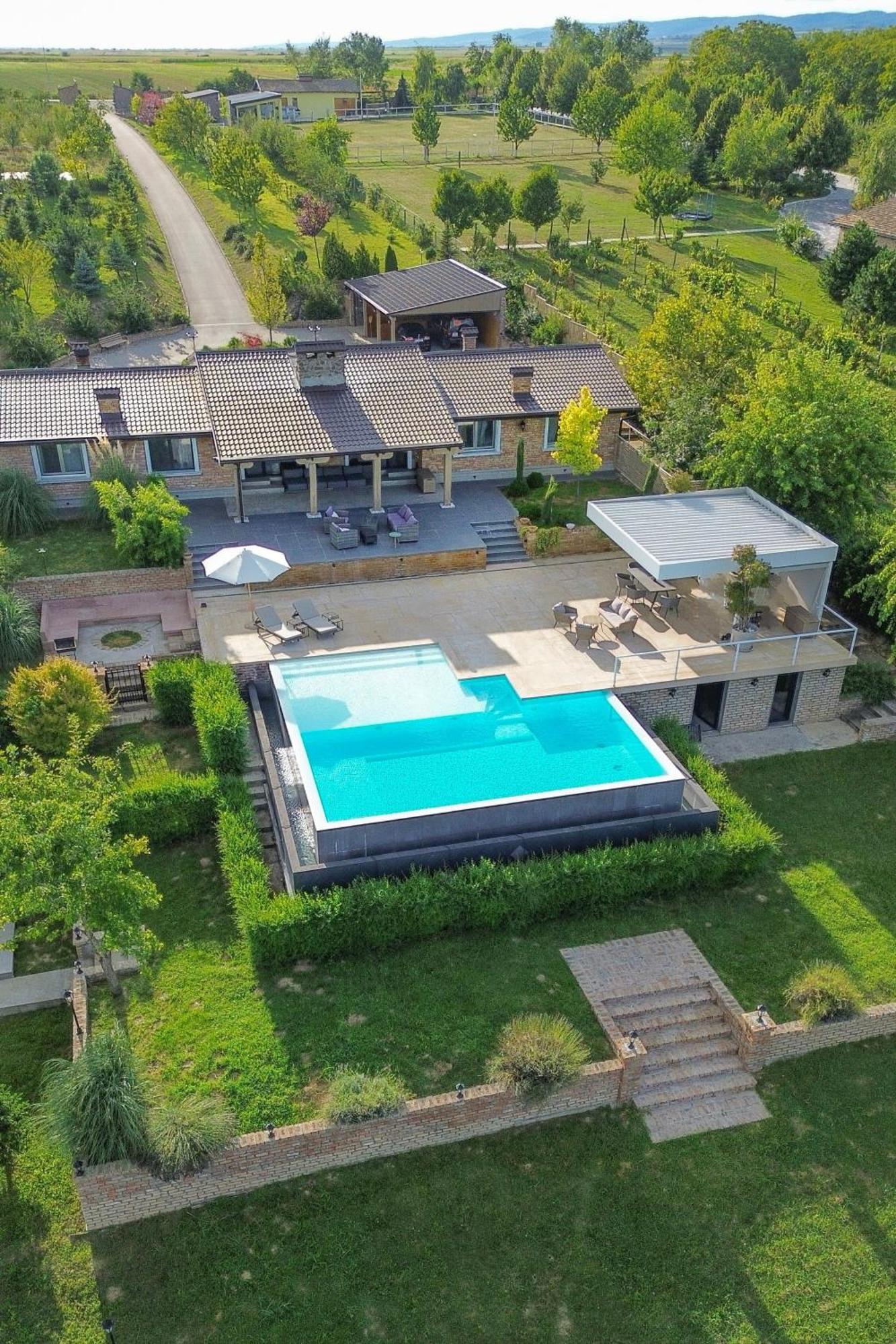 Villa House By Nivo